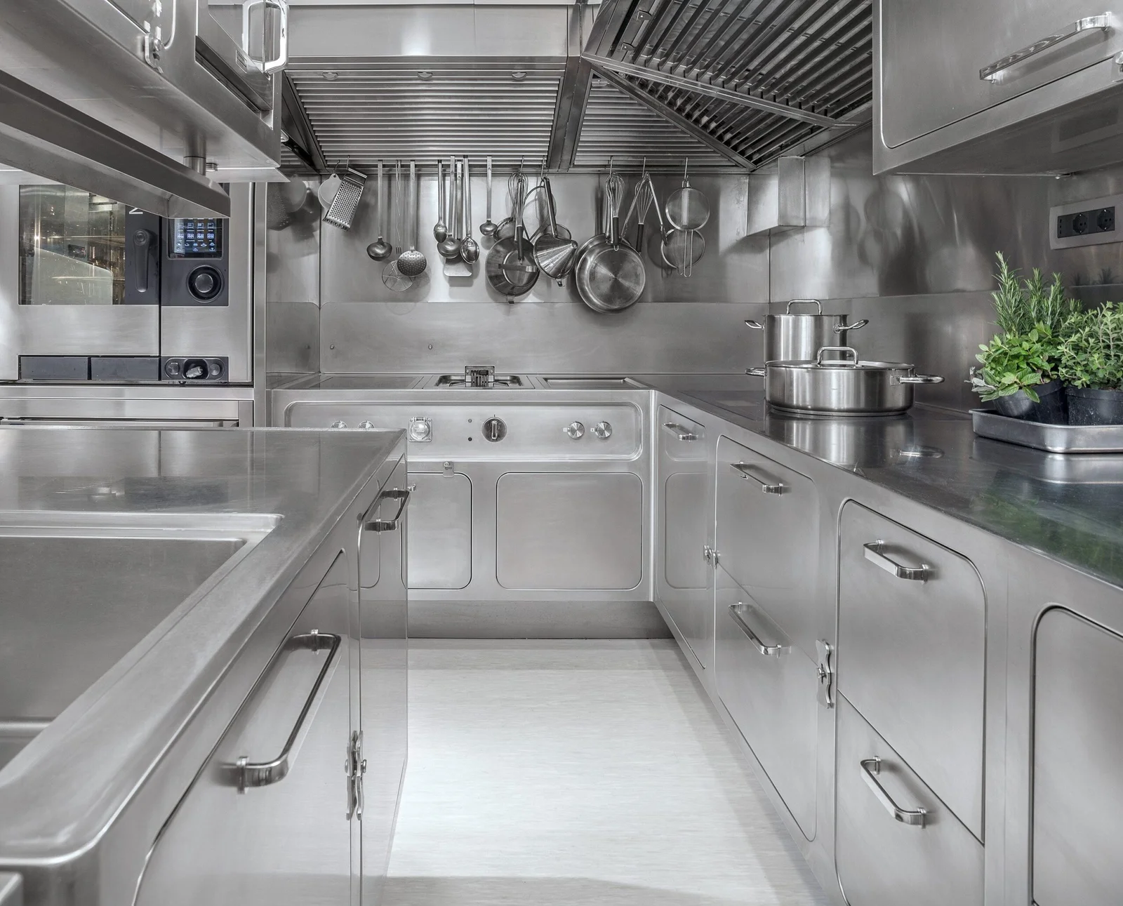 Cuisine professionnelle impeccablement propre après intervention Dégraissage Ventilation